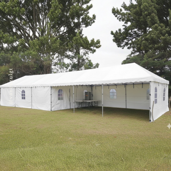 Alquiler de Toldo blanco grande de 4x6 metros con paredes para eventos masivos al aire libre en jardín o campo en Guatemala.