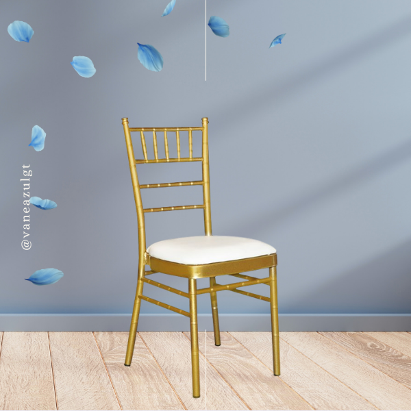 Silla Chavarri (Chiavari) dorada con cojín blanco para alquiler en Ciudad de Guatemala. Mobiliario de lujo para boda.