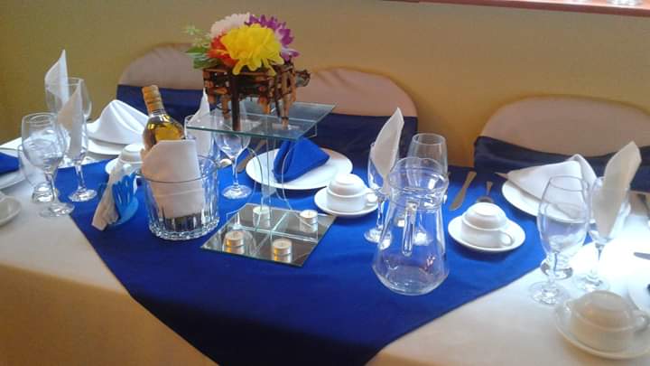 Mesa con mantelería azul