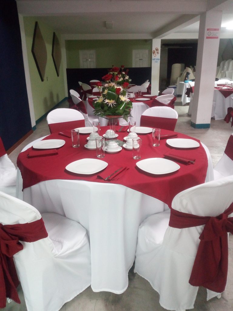 Mesa montada con mantel rojo