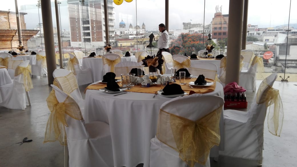 Montaje de salón con moños dorados